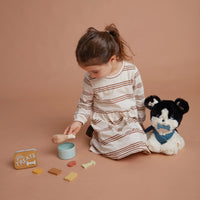 Olli Ella Dinkum Dog Goodie Set - pack d'accessoires d'os et de friandises illustré avec Lucky et un enfant