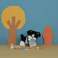 Olli Ella Dinkum Dog Goodie Set - pack d'accessoires d'os et de friandises illustré avec Dog Lucky