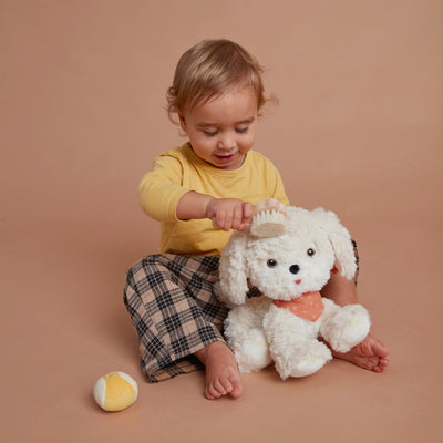 Olli Ella Dinkum Dog Starter Set - kit balle, bandana et brosse avec enfant utilisant sur Cookie