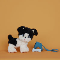 Olli Ella Dinkum Dog Lucky - chien noir et blanc avec os et harnais bleus