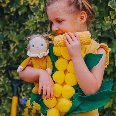 Meet Cora Corn, a delightful Dinky Dinkum plush doll from the Happy Harvest collection, featuring a posable body with gentle weighting and a soft velvet onesie. Collect all the friends and let your childs imagination run wild with imaginative play.
