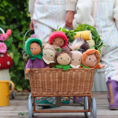 6-pack of vegetable-themed plush dolls, designed with a posable body and gentle weighting for creative play. These limited-edition, pocket-sized toys are a cuddly companion, dressed in a non-removable velvet onesie, and ready for any adventure.