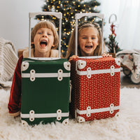 Olli Ella See-Ya Suitcase Thème de Noël Sweetheart Imprimé rouge photographié avec un enfant et Forest See-ya Suitcase