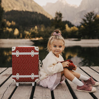 Olli Ella See-Ya Valise Thème de Noël Sweetheart Imprimé rouge photographié avec un enfant avec une trousse de toilette