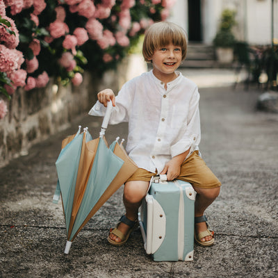 Olli Ella See Ya Umbrella photographié avec une valise et un enfant