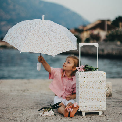 Olli Ella See Ya Umbrella blanc et imprimé champignon photographié avec un enfant et une valise