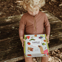 Olli Ella Tubbles Sensory Stones Garden Goodies packaging avec enfant