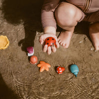 Olli Ella Tubbles Sensory Stones Garden Goodies utilisés dans l’eau avec l’enfant